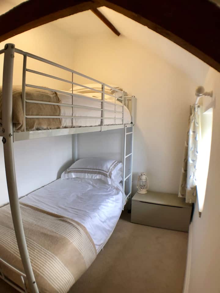 חדר שינה שלישי - מיטות קומתיים שמתאימות למבוגרים וילדים