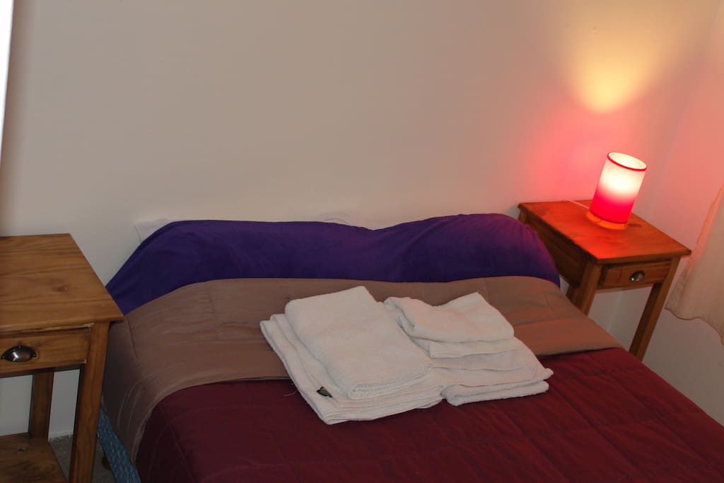 Dormitorio ppal. Sommier matrimonial, placard, calefactor y vista a la calle. Todos los ambientes cuentan con luz natural y rejas.
