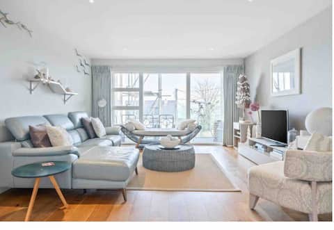 Popular Airbnb listing: Sea La Vie, St Ives, Sept/Oct offers available in St. Ives