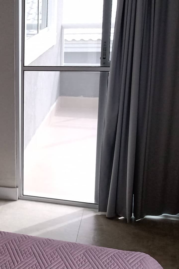 Suitë dopio 2 krevat dopio "king", ajër i kondicionuar, ventilator tavani, ballkon dhe banjë e kompletuar.