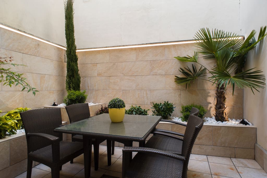 Terraza con palmera, cipres y plantas aromáticas. Dispone de riego automático y luz de led nocturna.
