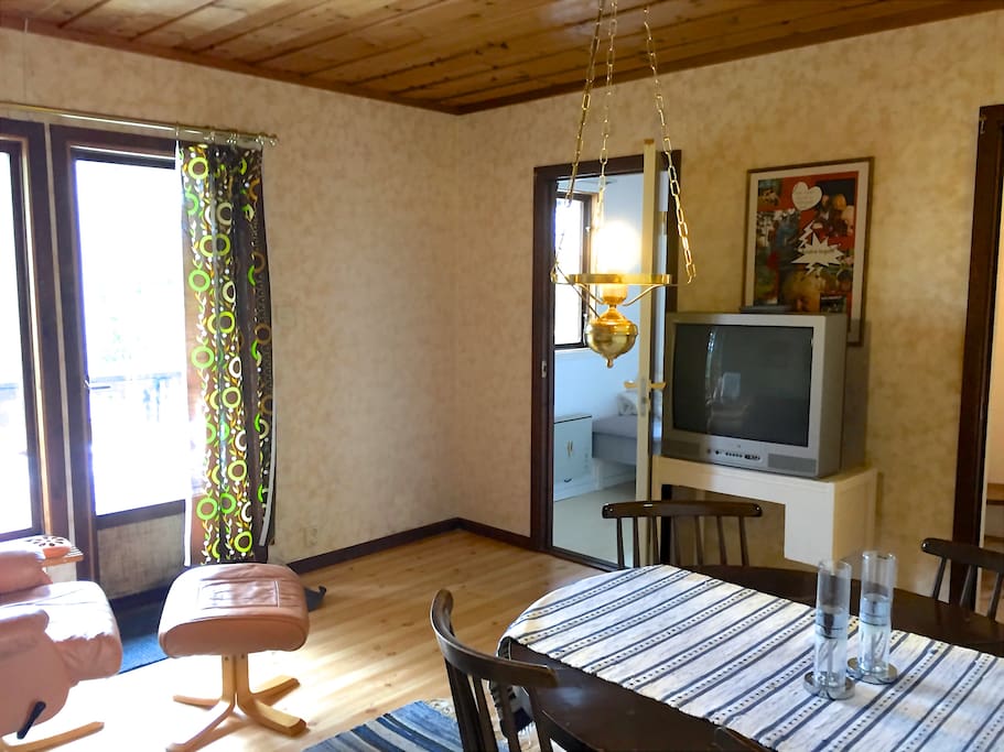 The main room: kitchen table and TV.