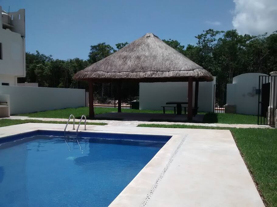 Alberca con palapa y asasdor