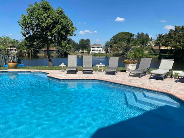 LakeFront – Home Near Casino w private pool gallery image 4