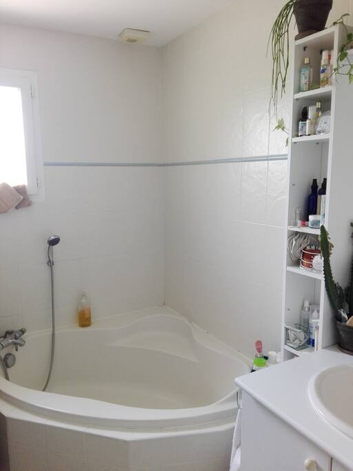 Une salle de bain partagée tout confort