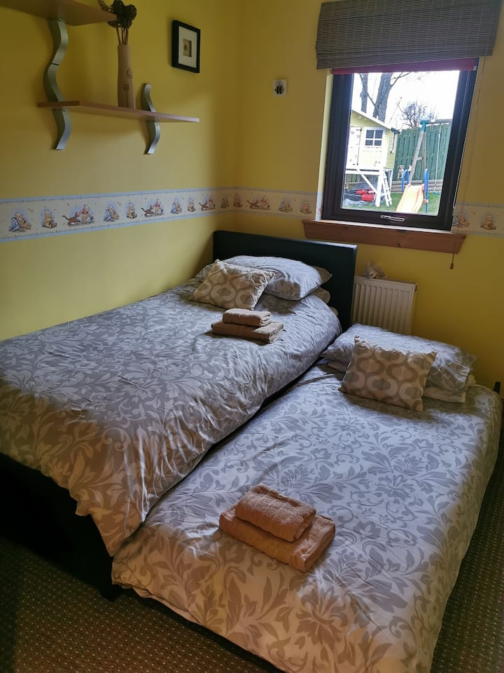 Dormitorio individual con cama nido 