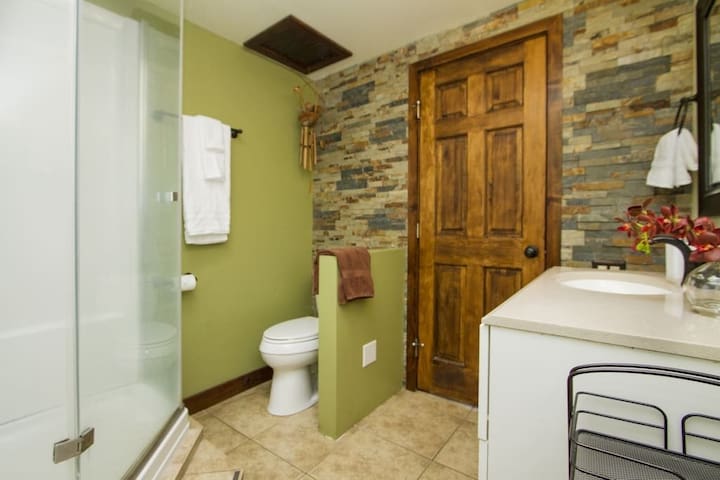 Deluxe, Hawaiian-Themed Penthouse! gallery image 3