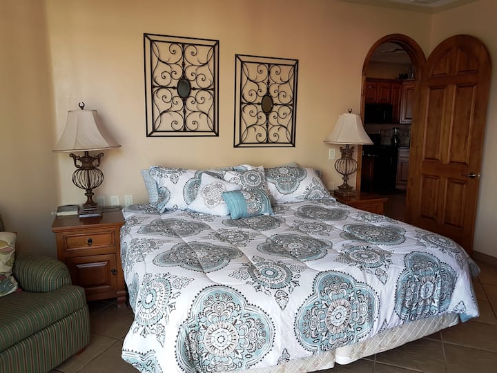 Dormitorio principal con cama tamaño king