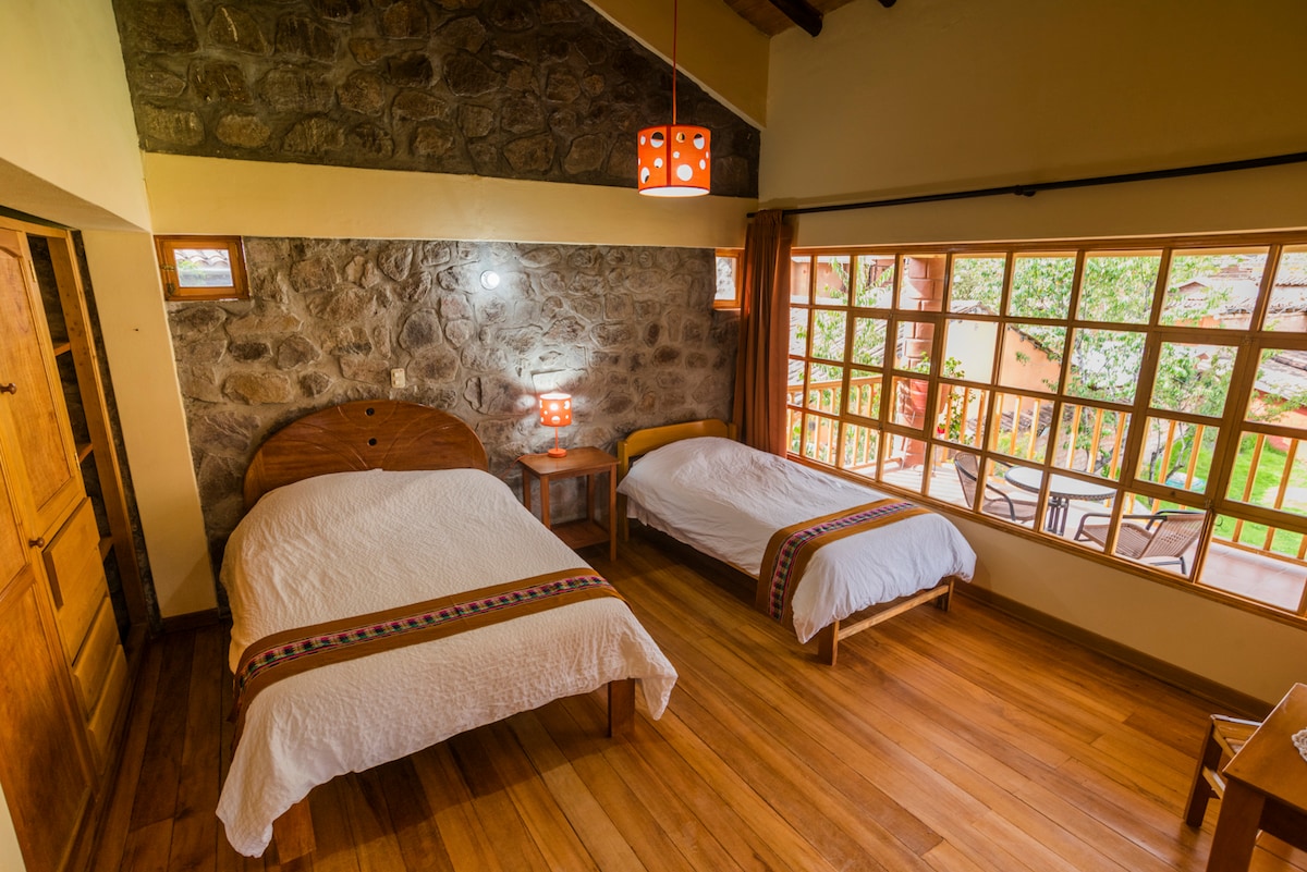 Spálňač.2 zahŕňa jednu manželskú posteľ a jednu samostatnú posteľ.