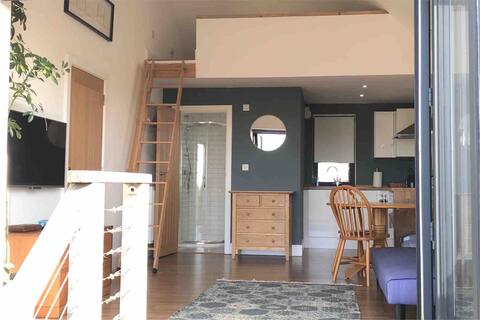Stylish self contained annex, fabulous sea view.