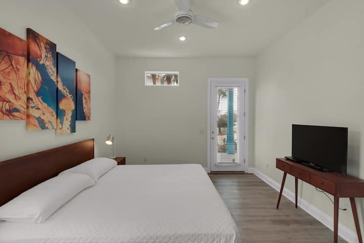 קווים נקיים ומזרן פרימיום בסוויטת הקינג סייז הראשית שלנו למטה.