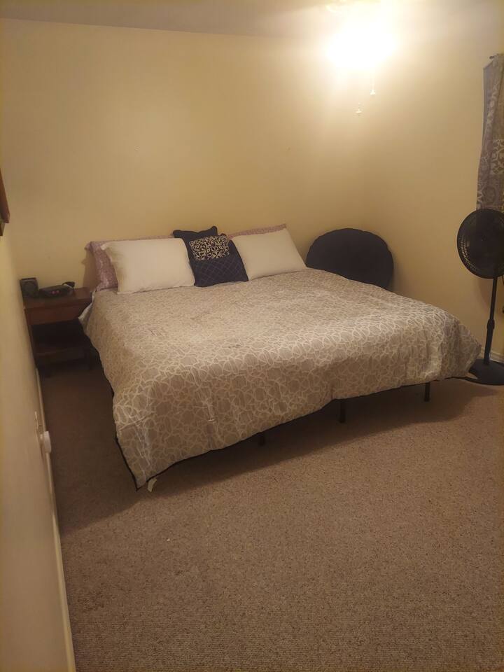 Quiet room in clean home, very close to Hospitals. Houses for Rent in