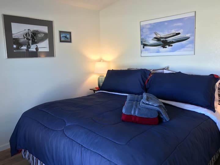 تحتوي غرفة النوم "Aerospace" على سرير بمقاس كبير مع الكثير من الوسائد لراحة نومك.