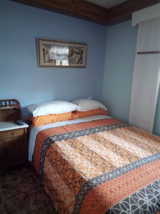 Habitación privada, con cama de matrimonio, posee buena ventilación e iluminacion, posee TV y WIFI