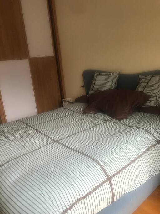 Habitación con cama de matrimonio