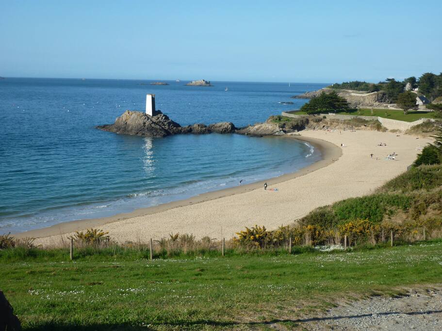 Superbe plage à 2 mn du camping car à pied