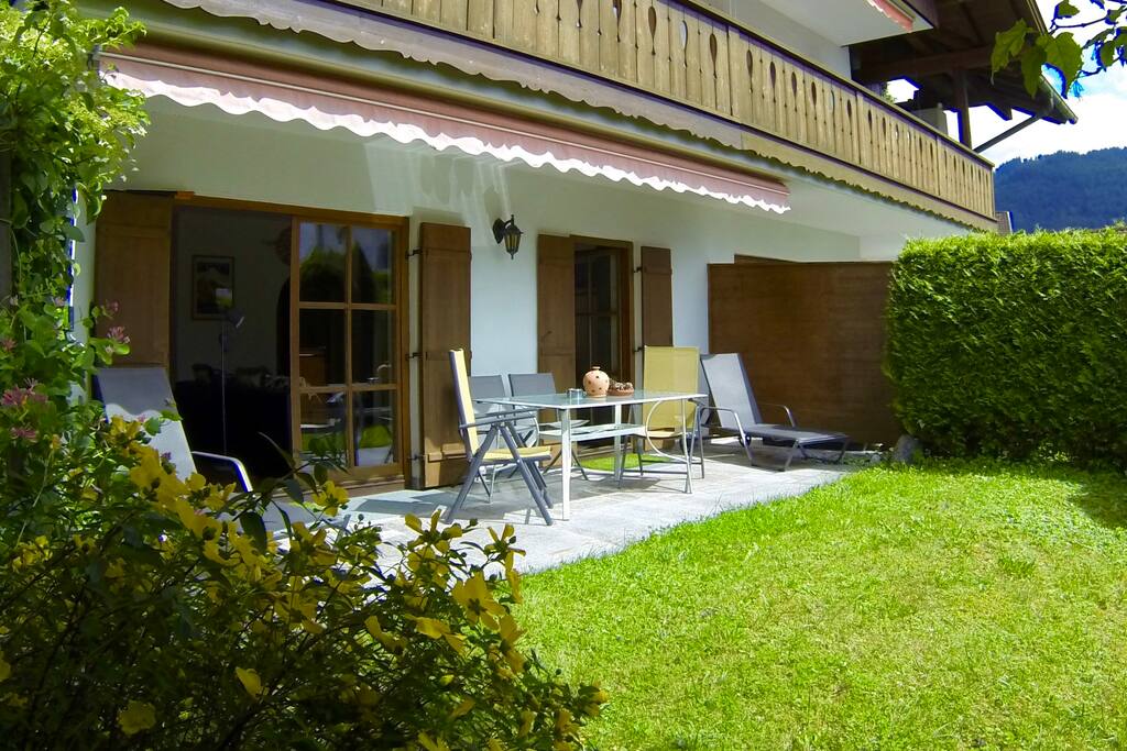 Möblierte Terrasse mit Markise und viel Privatsphäre -
Furnished terrace with awning and a lot of privacy