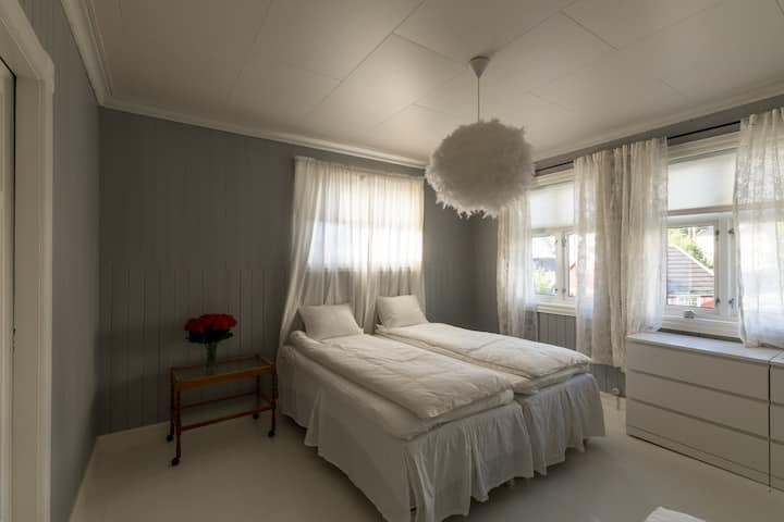 卧室的窗户面向街道。明亮的窗帘。 