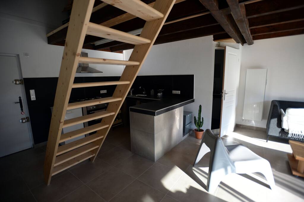 Cuisine, entrée et accès mezzanine.