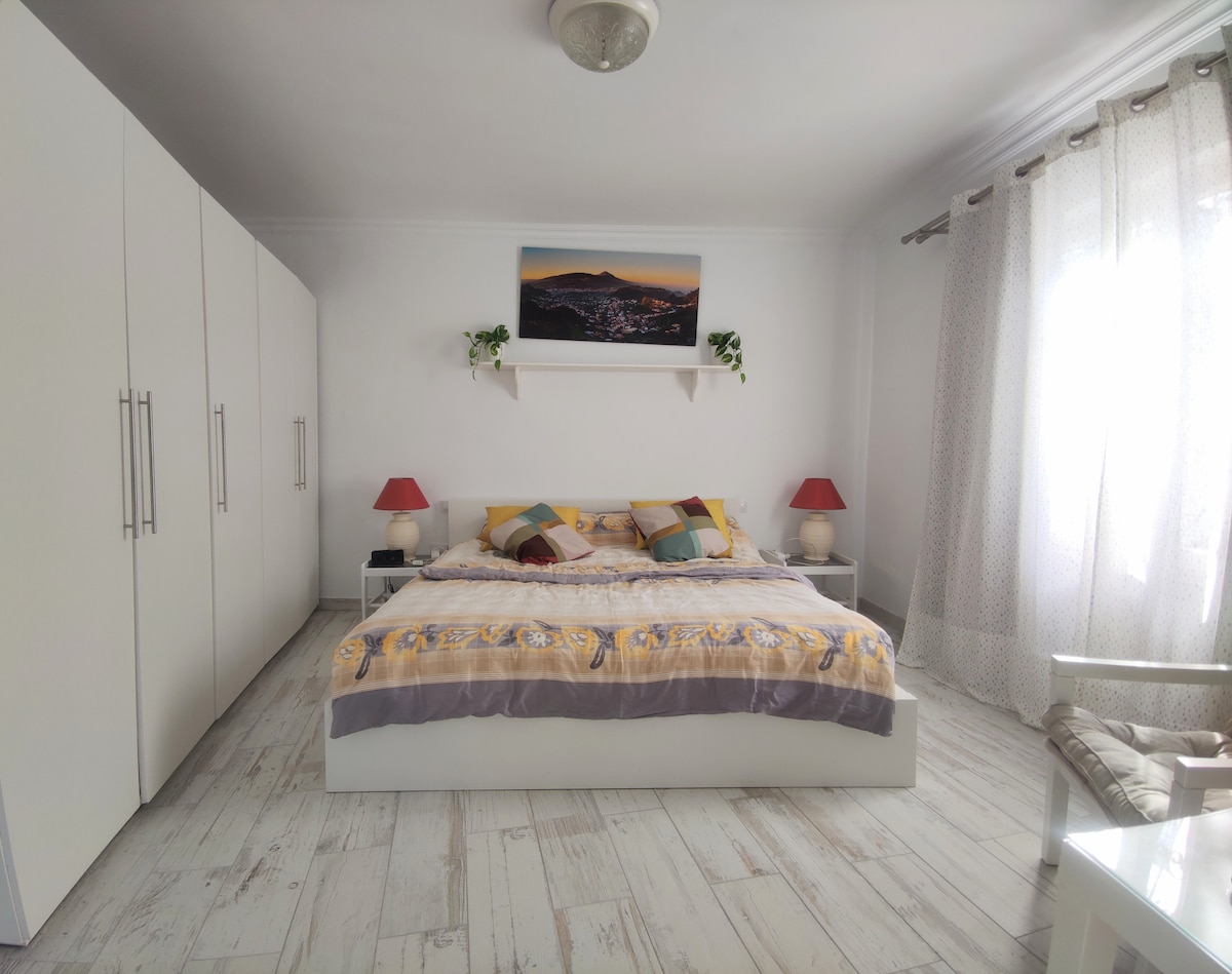 房间1位于主楼层（离开房间层）。 非常适合想避开楼梯的房客入住。 私人浴室

房间1位于房子的主楼层（客厅层）。配有独立卫生间。