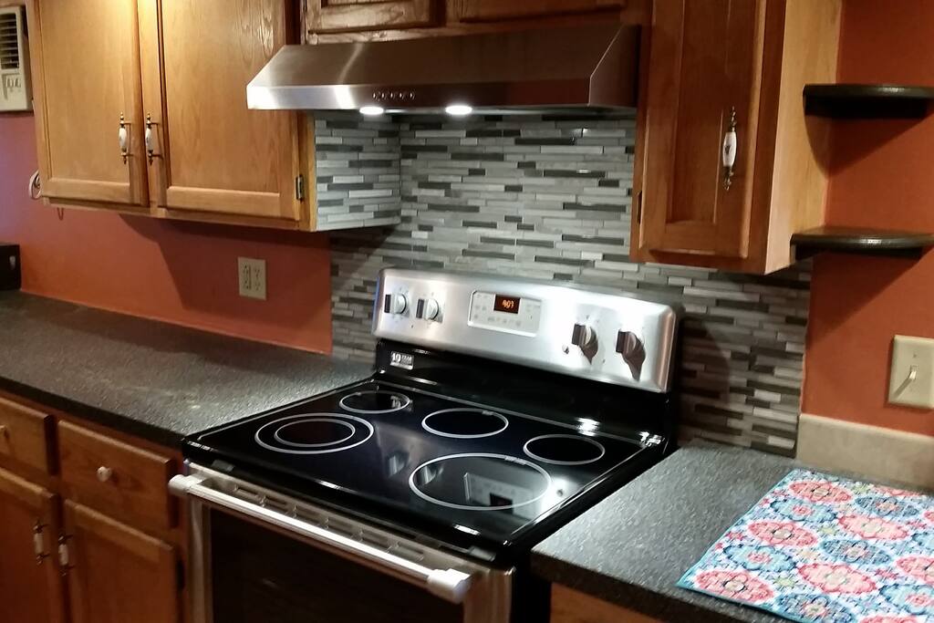 Upgraded oven with hood vent and backsplash