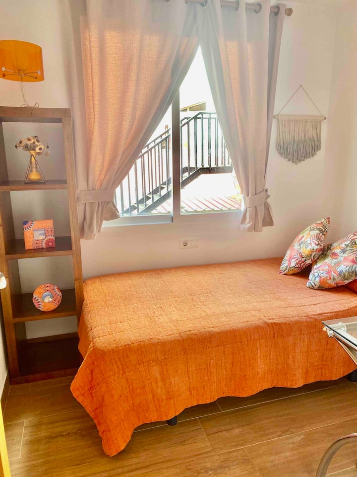 Dormitorio con cama individual de 105cm. 