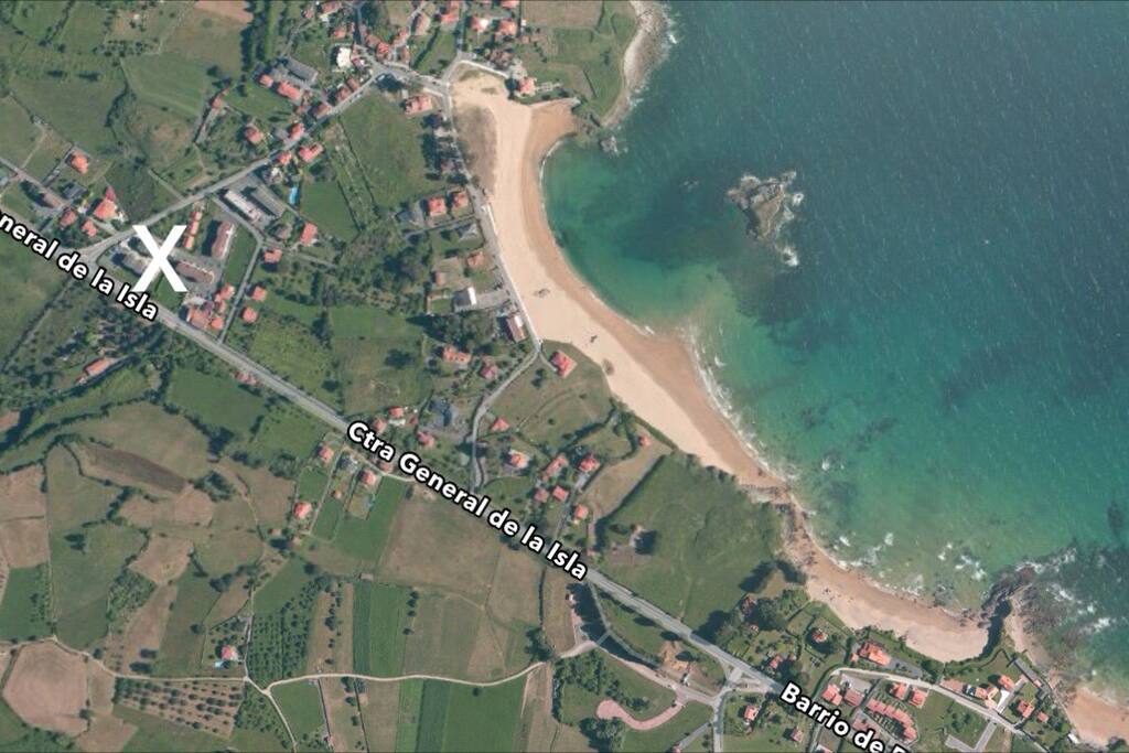Permite ir caminando a tres playas: La Isla, El Barrigón o La Espasa