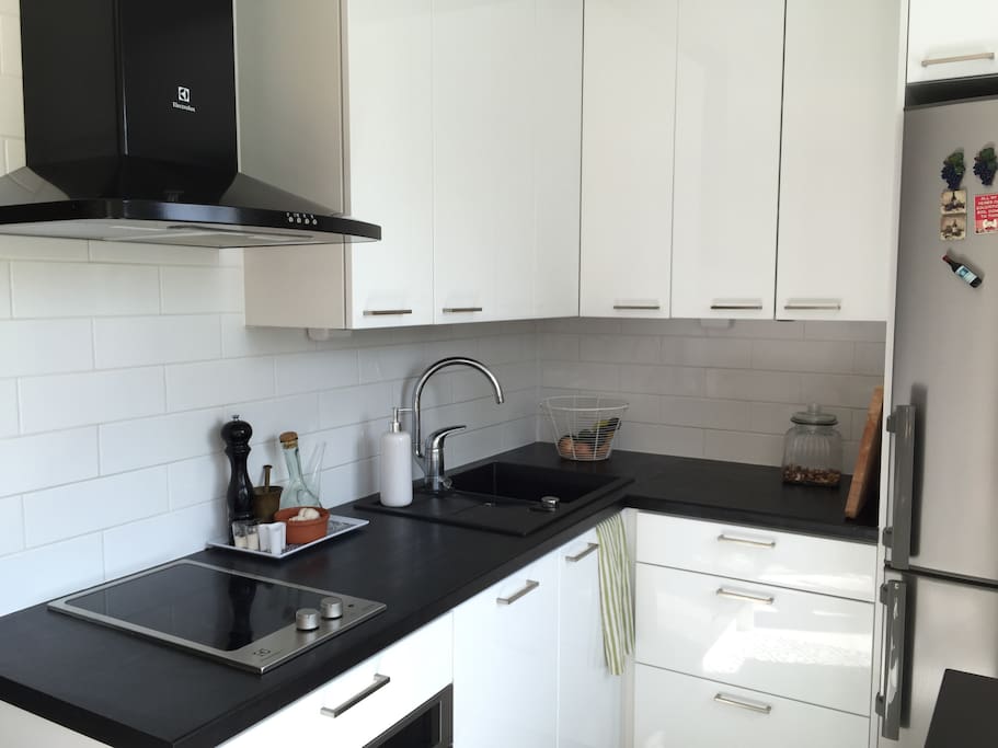 Fully equipped kitchen with washing machine, oven, micro-oven