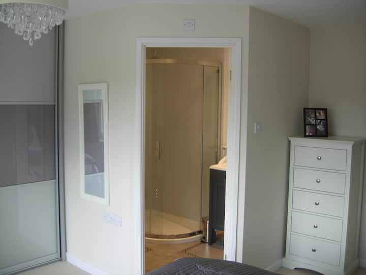 Chumba cha kwanza cha kulala, kinachoonyesha chumba