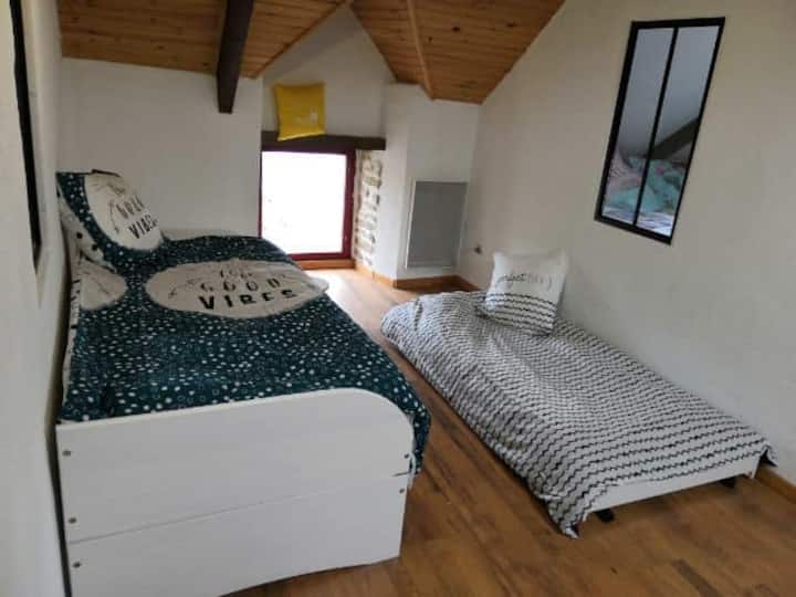 Area bambini( di circa 10m2) con 3 letti da 1