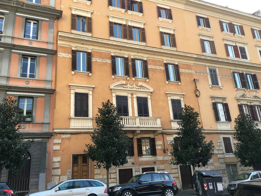 L'ingresso dell'edificio