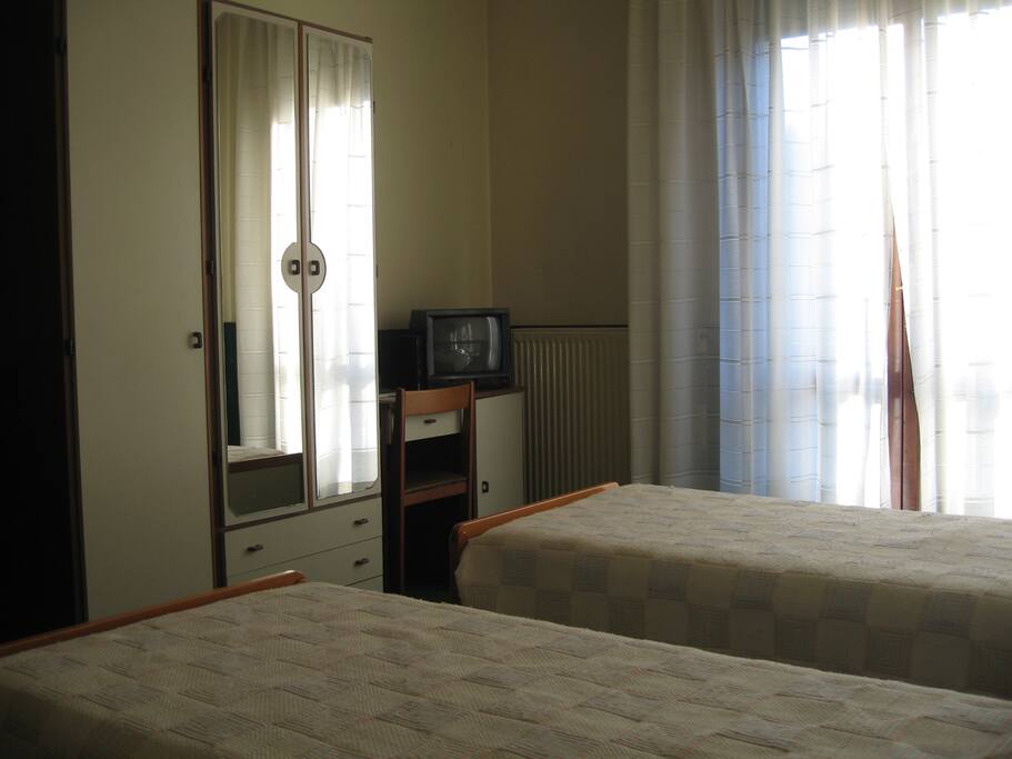 ANGOLO SCRIVANIA E TV