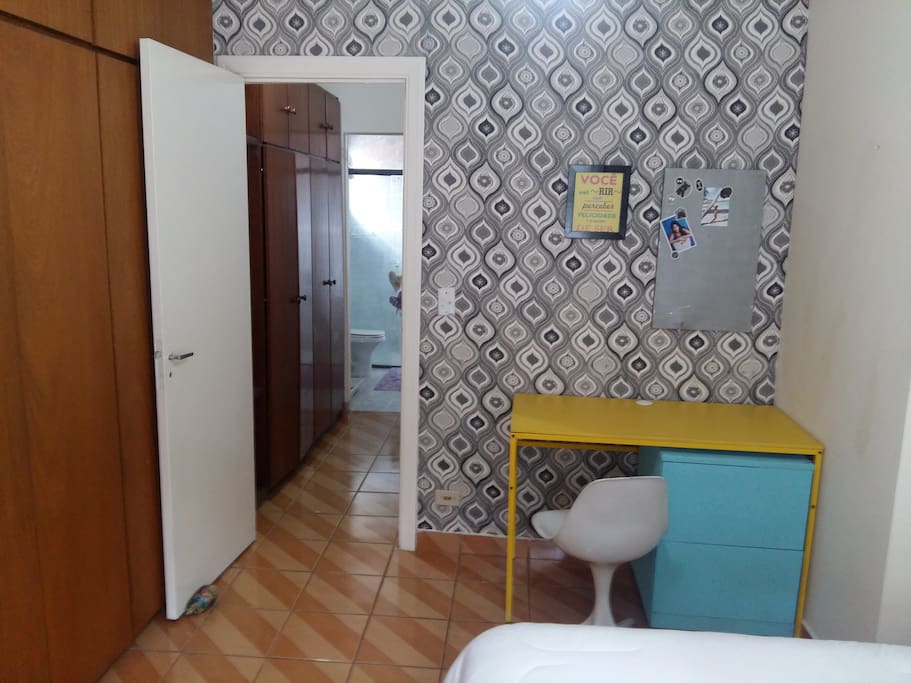 Banheiro privativo em frente ao quarto