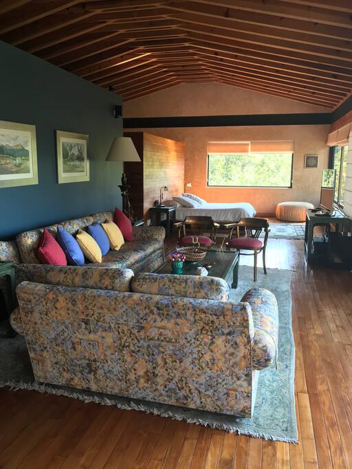Recámara principal: es un espacio de paz y gozo, vista hacia las montañas. Smart TV. Baño completo con tina de hidromasaje , vapor, regadera de mano, música integrada. Una delicia