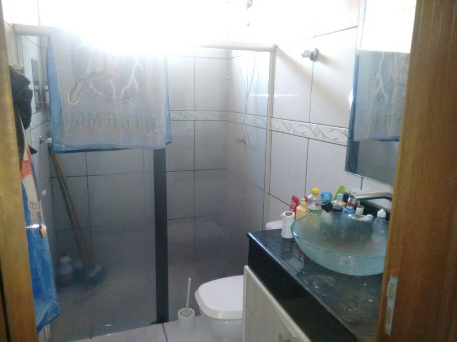 Banheiro. Chuveiro com box.