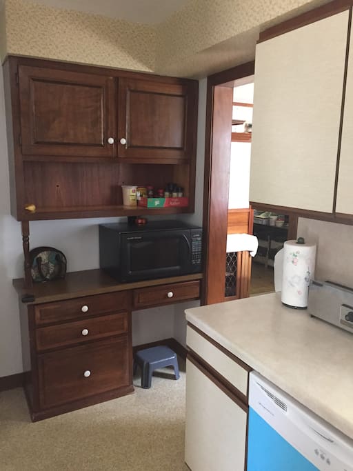 microwave ... coffee ... coffee maker ... tea ...