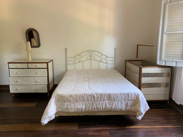 Casa de apoyo de la suite 1 con cuna.