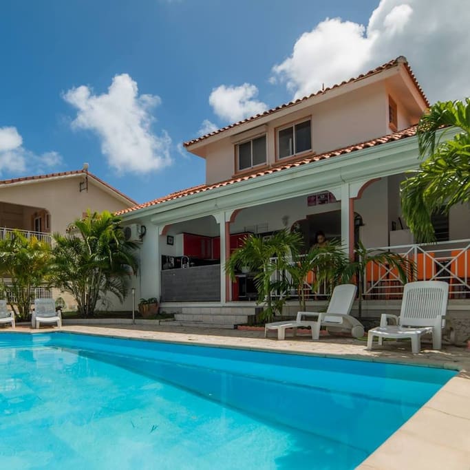 Jardin avec piscine privée et transats