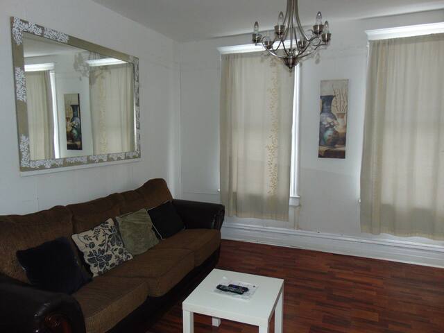 Huge cozy bedroom, AC, free WiFi, NetFlix, parking