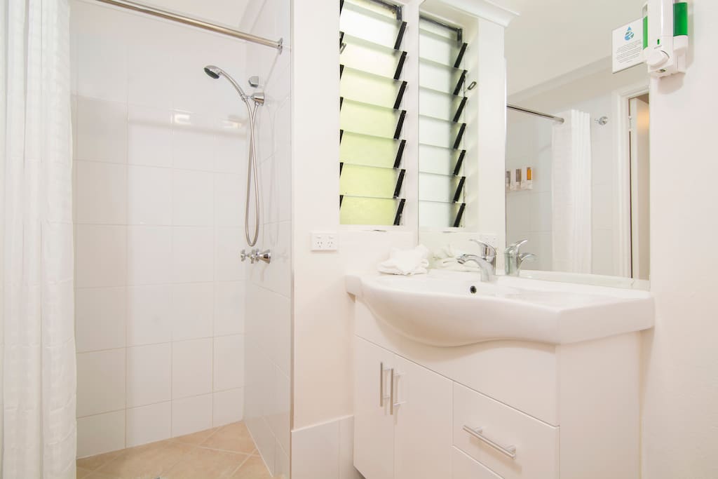 Queen Guestroom ensuite bathroom