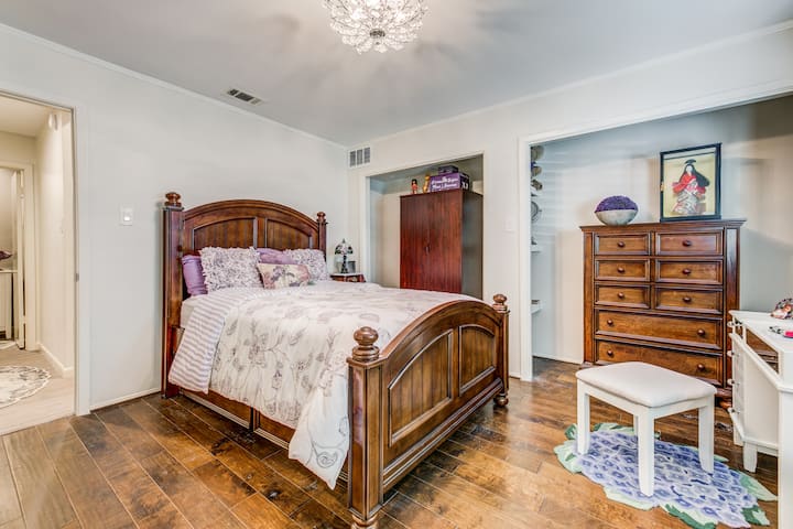 בחדר השינה של ג'יל יש מיטה שלמה ומיטת קומתיים.
יש לו ארון וארון נפרד עם מגירות רבות. שולחן האיפור משמש כחלל איפור ופונה לחלון גדול. חדר הרחצה המשותף צמוד אליו.