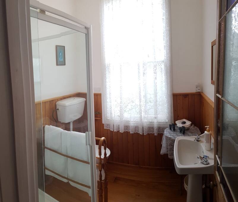Cadman private bathroom