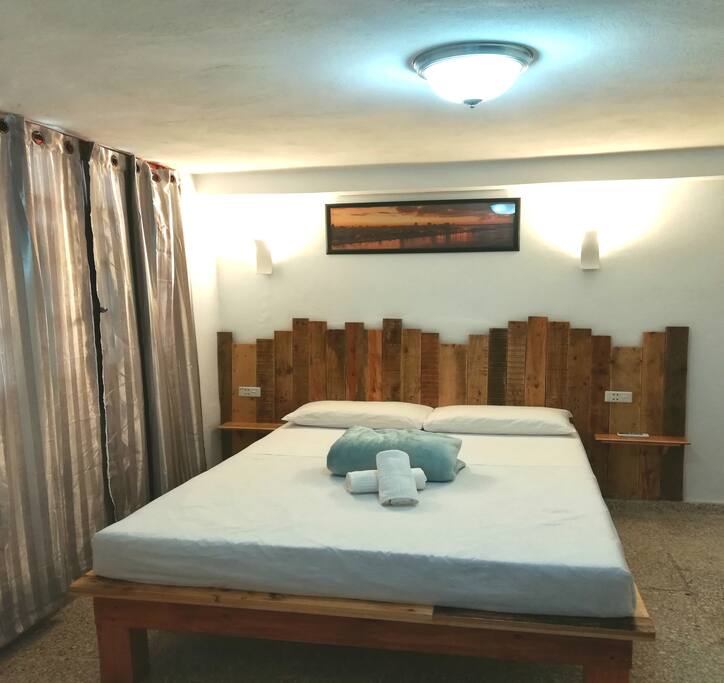 Dormitorio de matrimonio con baño privado