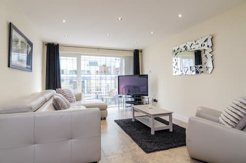 City Centre:  3 Bedroom Apartment : Free Parking