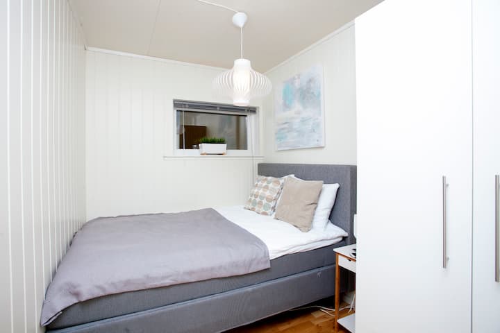 Главна спална соба со брачен кревет 1,50 см