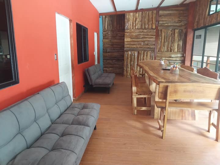 Бърлогата на горния етаж води до две спални и обща баня и тоалетна. Разтегателните дивани с двоен размер са идеални за тези, които хъркат. 