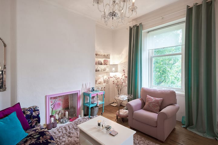Bright, beautiful Portobello Flat