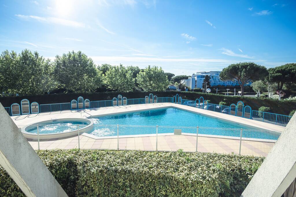 Une Magnifique piscine avec sécurité et bassin enfant