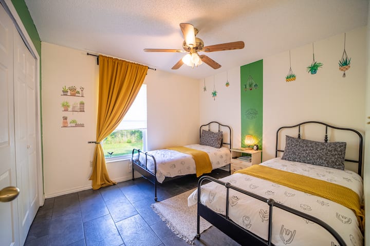 Две единични средни/твърди легла със завеса за затъмняване на стаята и USB зарядна станция. Доставени са закачалки и малки рафтове за сгънати дрехи. Закачалка за кърпи на задната страна на вратата.