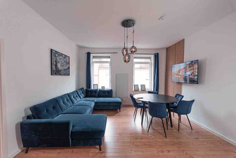 unique | feel-good home | central | parking lot